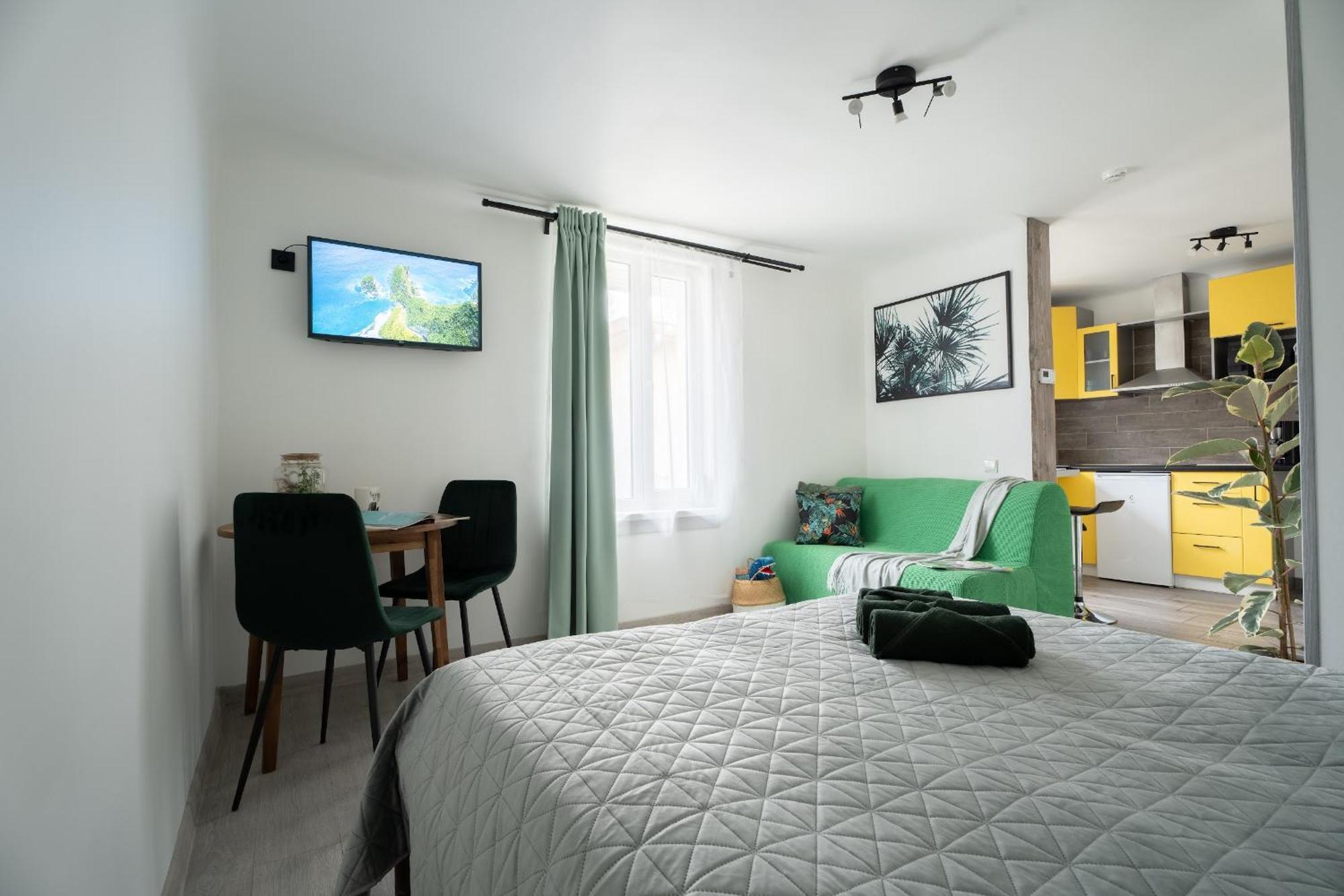 Green Garden & Private Parking Apartments With Playground Riga Esterno foto